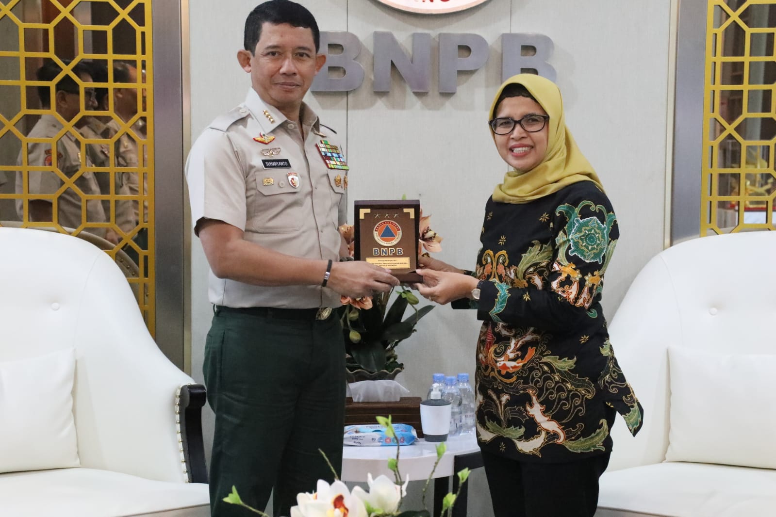 Kepala Badan Nasional Penanggulangan Bencana (BNPB) Letjen TNI Suharyanto bersama Bupati Blitar Rini Syarifah di Gedung Graha BNPB, Jakarta, Senin (21/8).